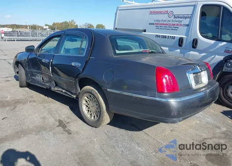 1998 Lincoln Town Car Signature z USA, uszkodzony, nr VIN 1LNFM82W1WY734800